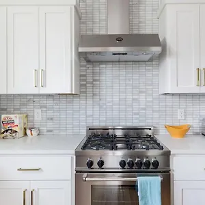 Brand New Luxury Near Downtown Holiday home